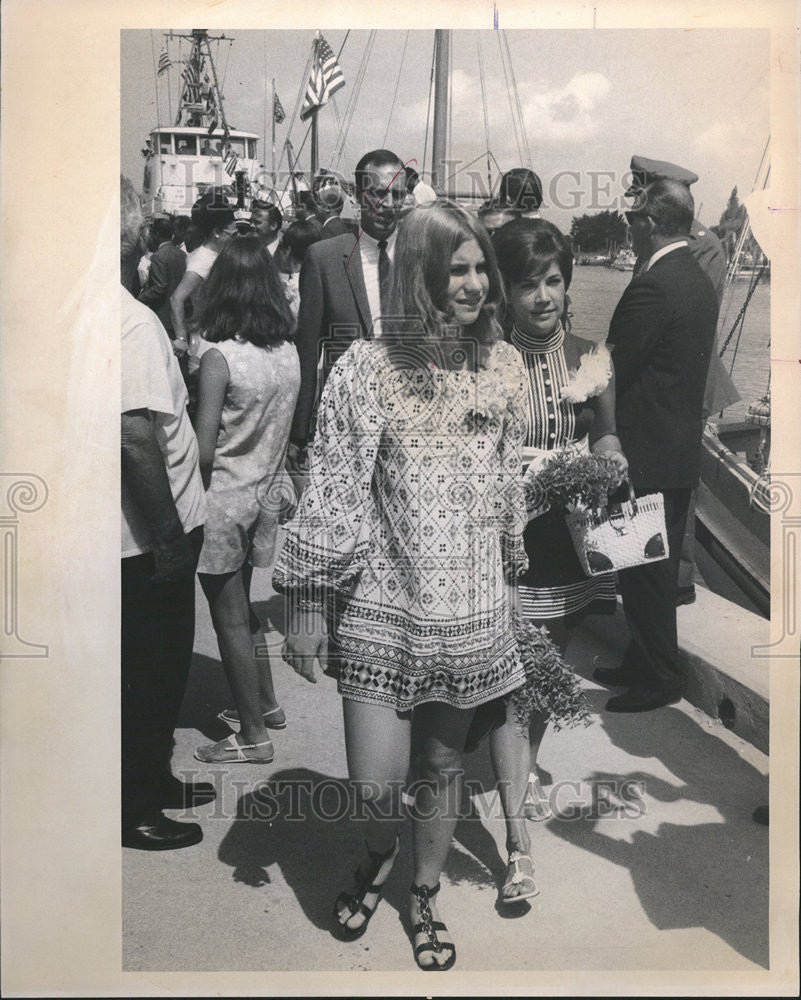 1969 Press Photo Women Walking - Historic Images