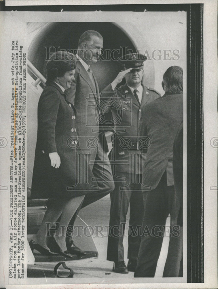 1970 Press Photo Vice President Spiro Agnew and Wife Judy alighting from plane - Historic Images