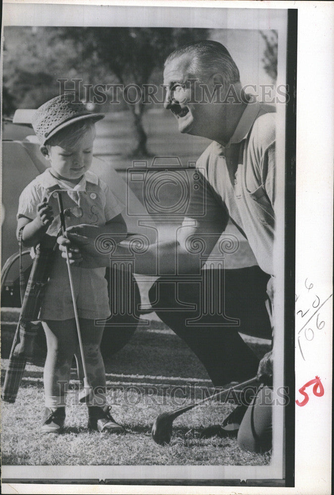 1968 Press Photo Vice President Spiro Agnew teaching 3 year old David Gary - Historic Images