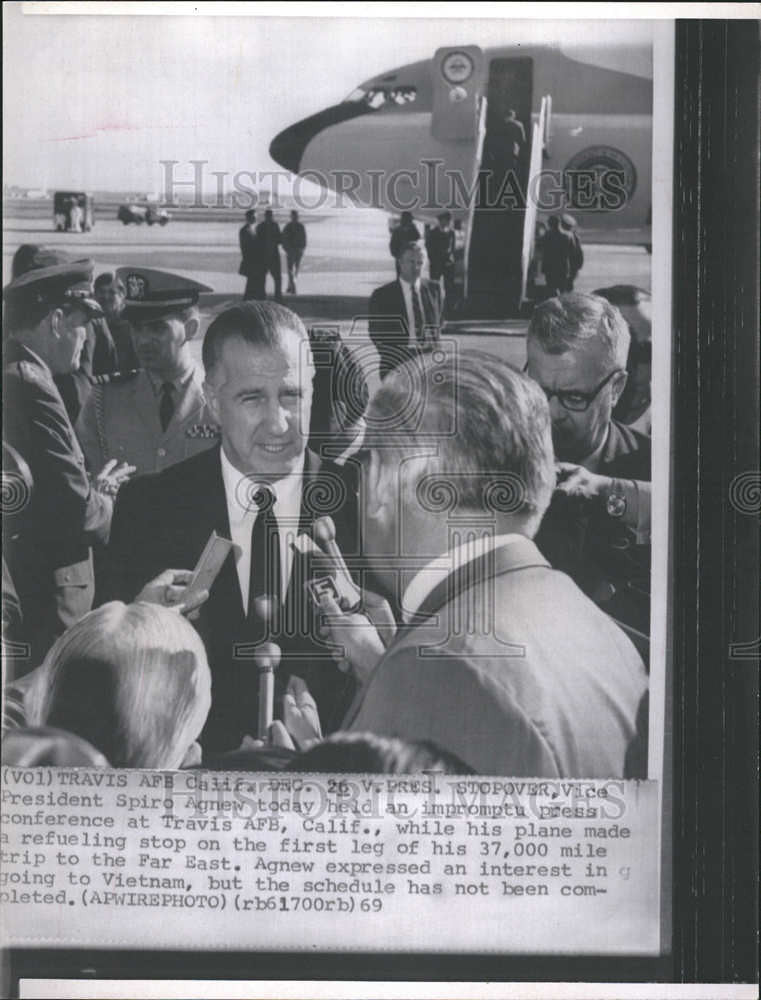 1969 Press Photo President Spiro Agnew Travis AFB California Far East Vietnam - Historic Images