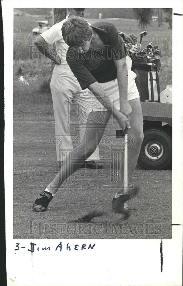 1980 Press Photo Jim Ahern digs in for a chip at The Seven Rivers Golf Tournamen - Historic Images