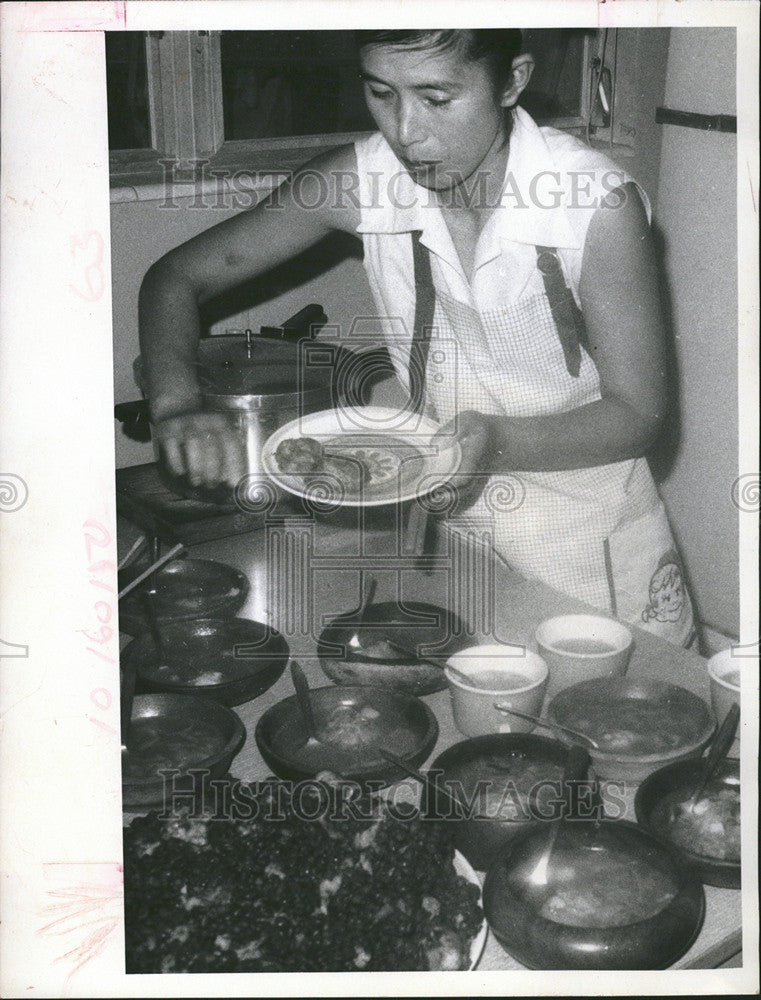 1971 Press Photo Lady Cooks Dish - Historic Images