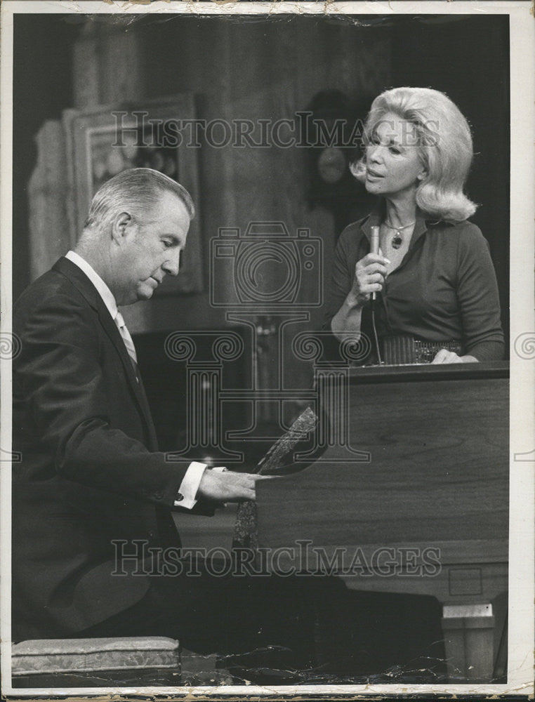 1971 Press Photo Vice President Spiro Agnew playing the piano accompanies Dinah - Historic Images