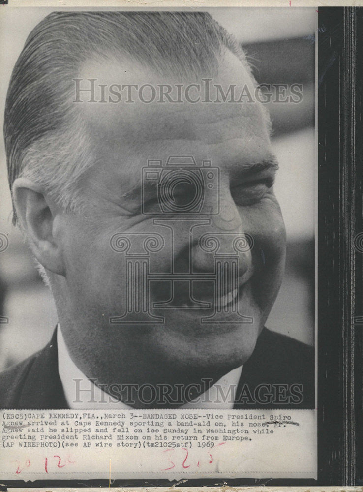 1969 Press Photo Vice President Spiro Agnew arrive Cape Kennedy band aid nose - Historic Images