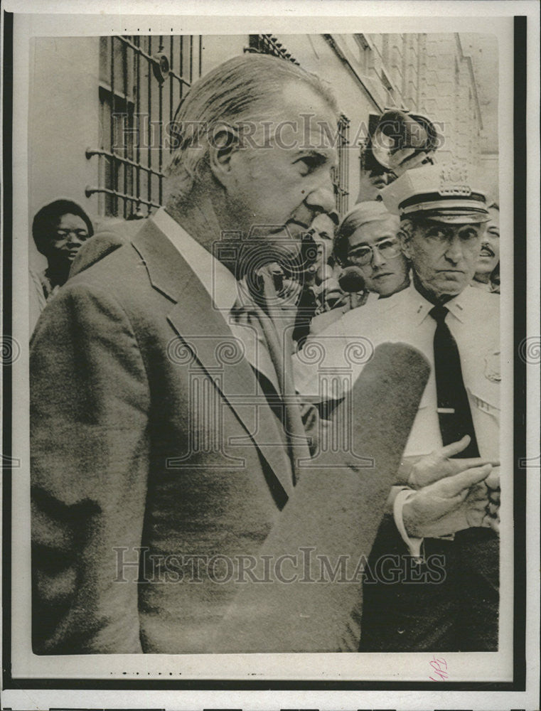 1973 Press Photo Vice President Spiro Agnew speaking with press - Historic Images