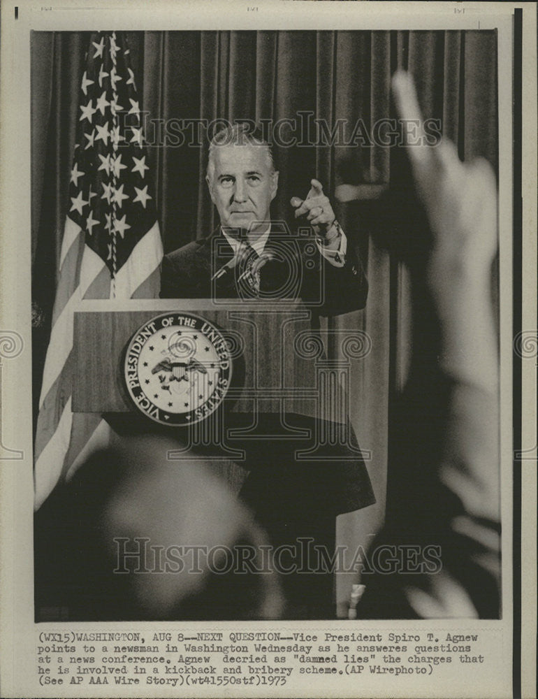 1973 Press Photo Spiro Agnew Newsman Washington Conference Dammed Lies Bribery - Historic Images