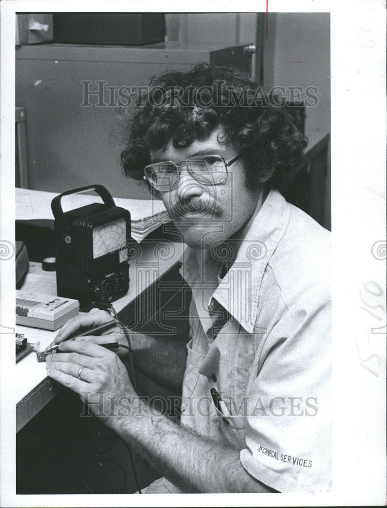 1983 Press Photo Fred Adams technician service work laboratory - Historic Images