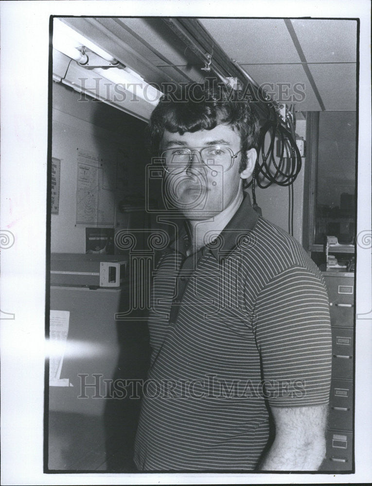 1981 Press Photo Fred Adams Technical service Average Job - Historic Images