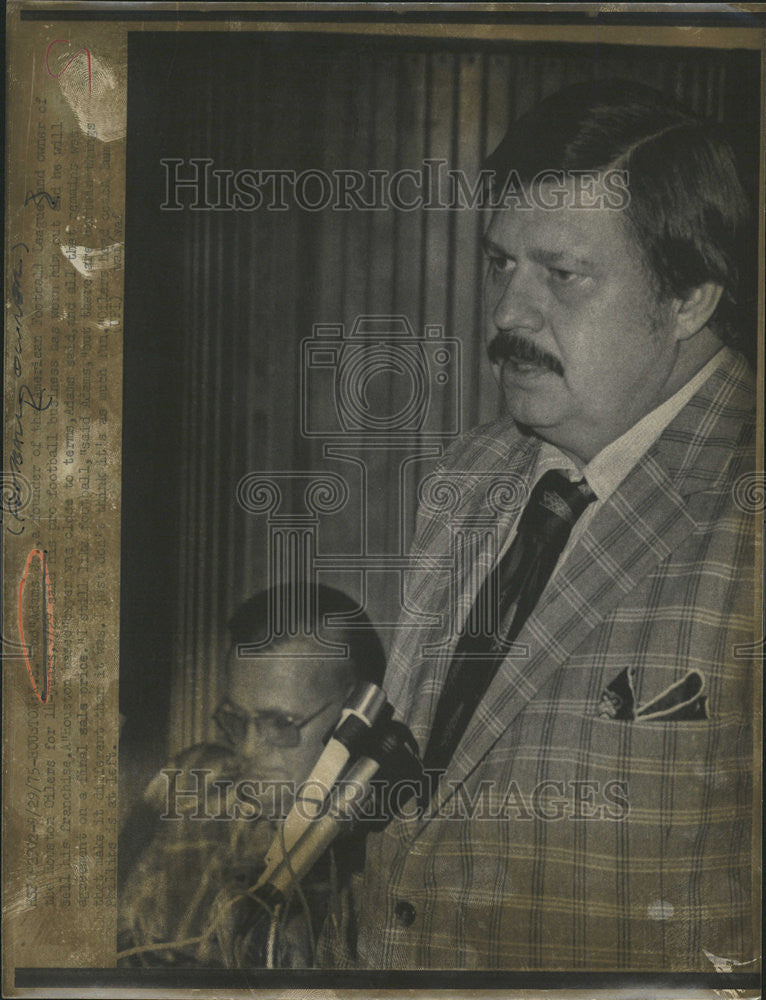 1975 Press Photo Man News Conference - Historic Images