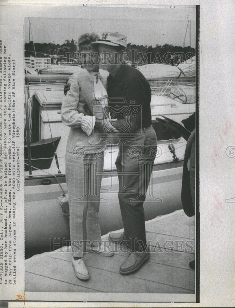 1969 Press Photo Al Adams Hugs Wife Voyage Pacific Japan - Historic Images