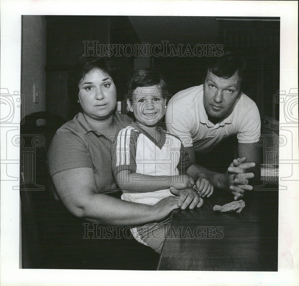 1983 Press Photo Seth Adams and his mom and dad, Seth has leukemia - Historic Images