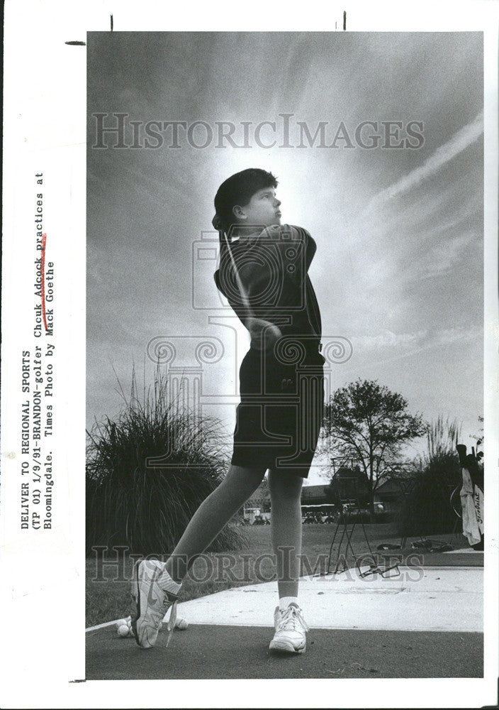 1991 Press Photo Golfer Chuck Adcock practices Bloomigdale Mack Goethe` - Historic Images