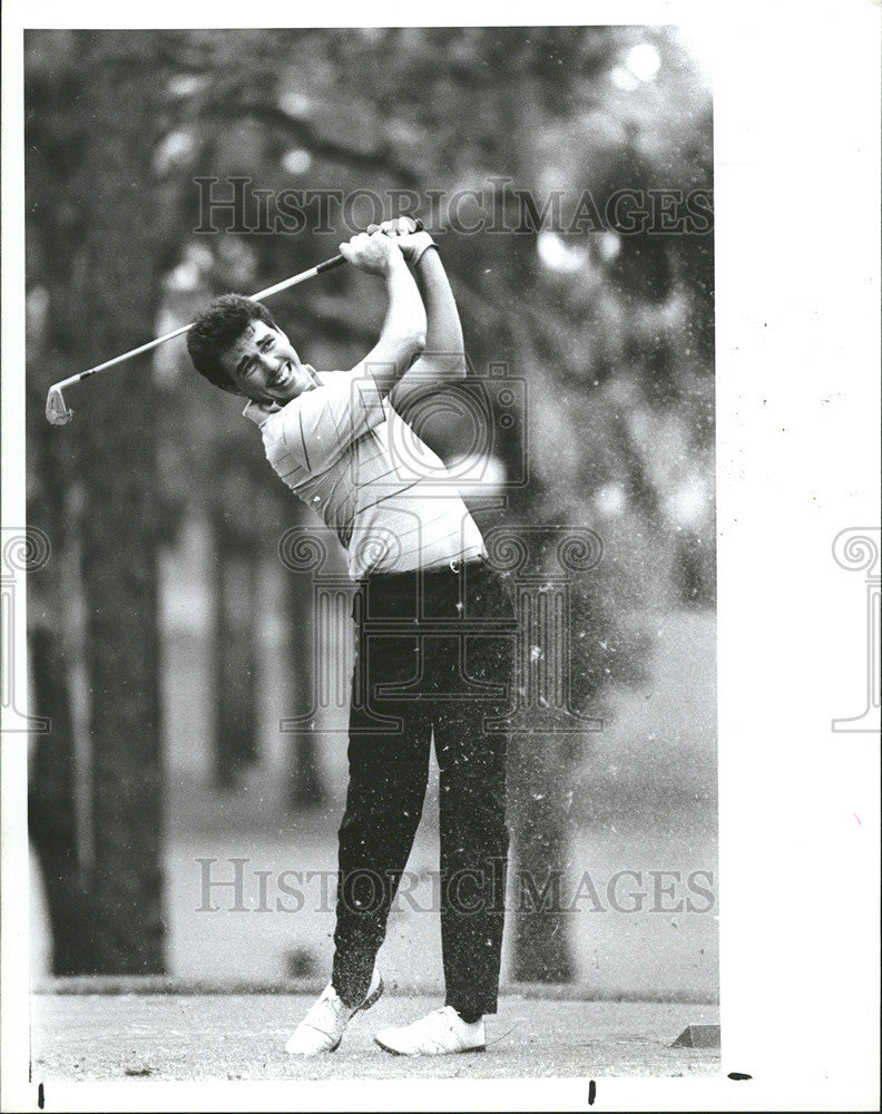 1986 Press Photo Eric Adams County Golf Association Championship Tourney Swings - Historic Images