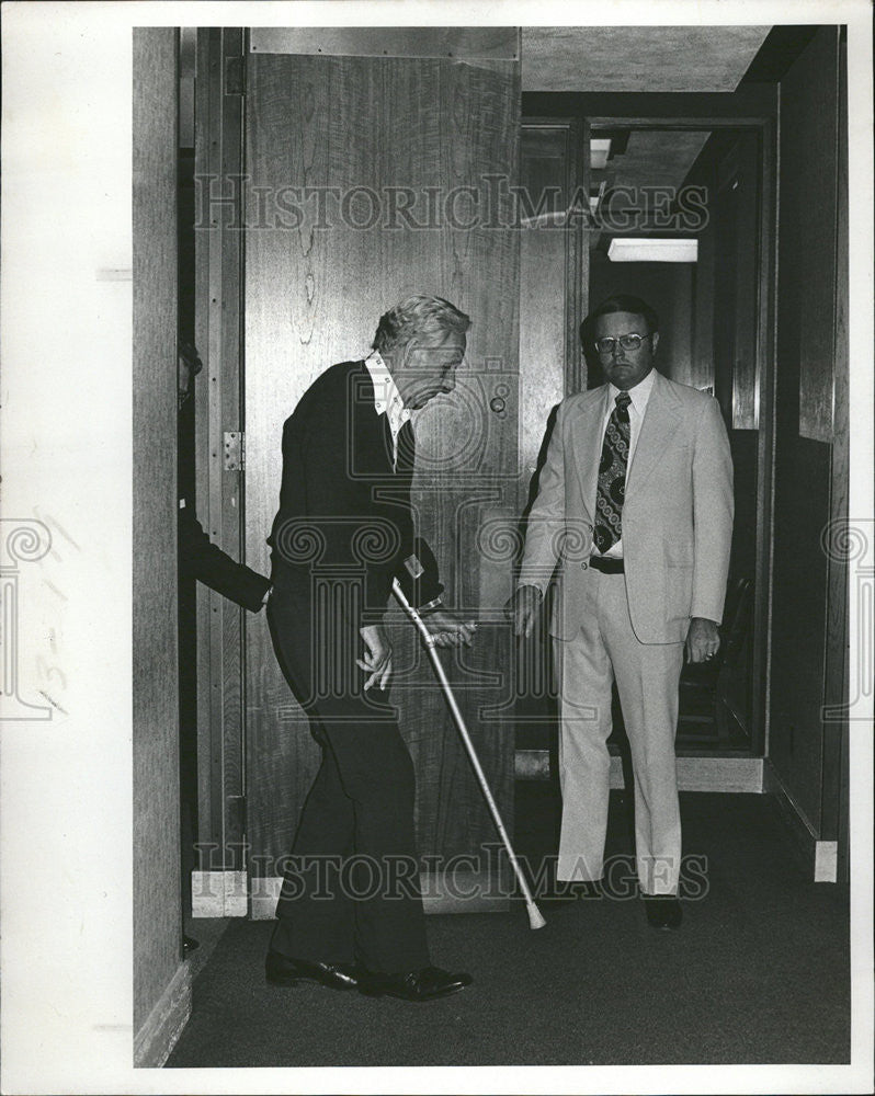 1978 Press Photo James Adams White Hair Shaking Move Slow Crutch Patterson - Historic Images