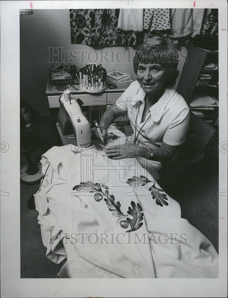 1975 Press Photo Shirlee Adams crating a dress for her child - Historic Images