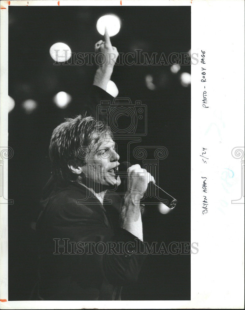 1985 Press Photo Bryan Adams Canadian Rock Singer Musician - Historic Images