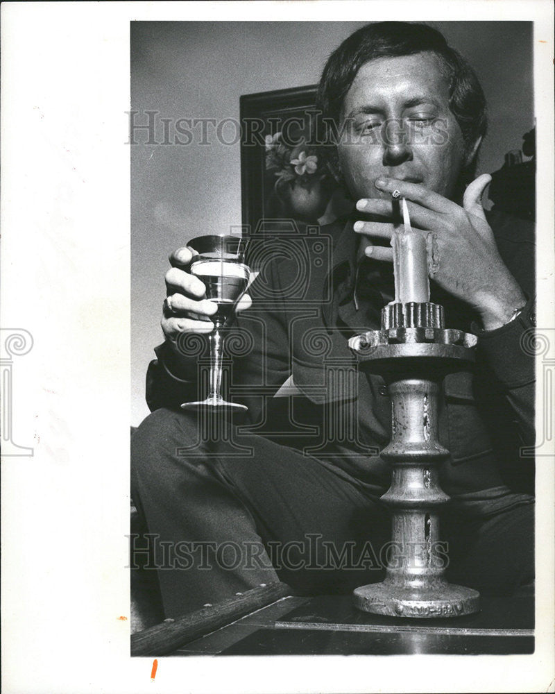 1972 Press Photo Bill Adams in his bachelor&#39;s pad lighting a cigarette - Historic Images