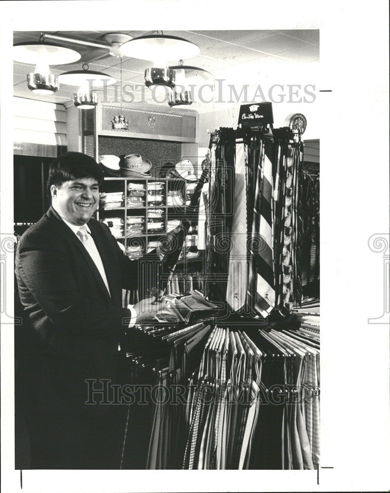 1992 Press Photo Bill Adams Jr., owner of Jack Sobel Ltd. - Historic Images