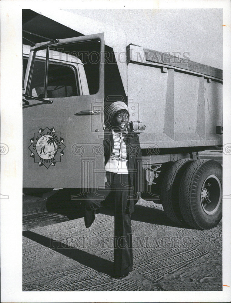 1974 Press Photo Mrs Cage Annie Adams Petersburg Street Department Truck Driver - Historic Images