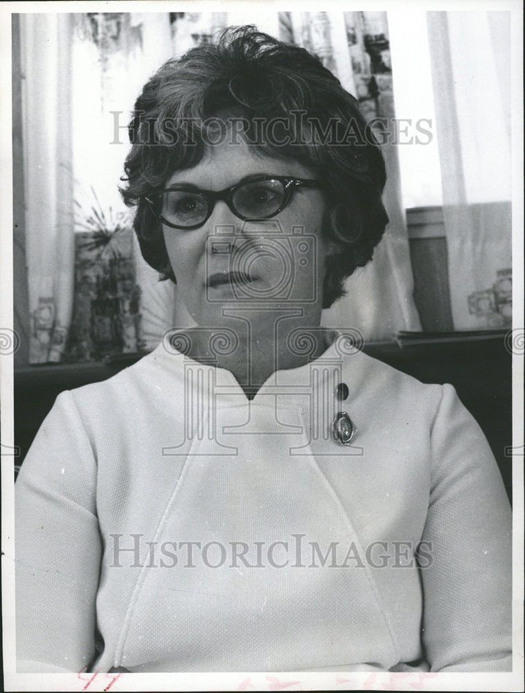 1971 Press Photo A woman with glasses - Historic Images