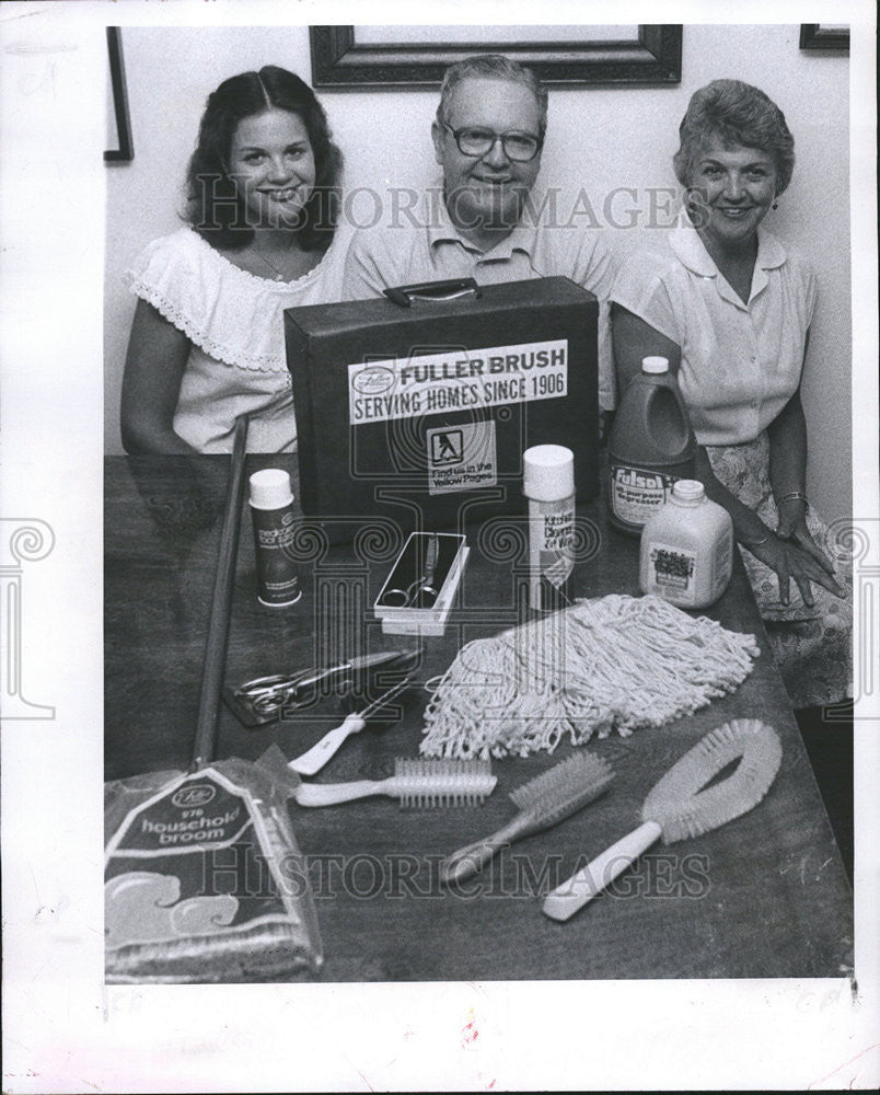 1980 Press Photo Fuller brush dealer Jack and Louise Adams with their daughter - Historic Images