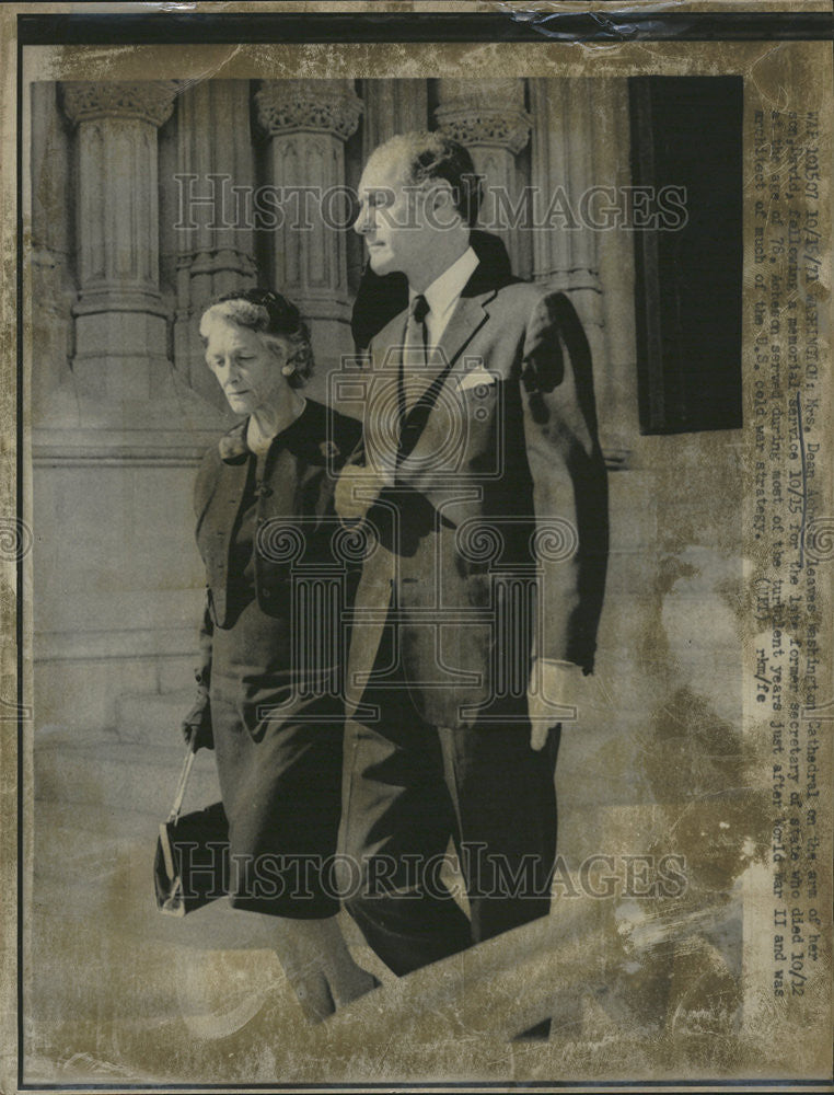 1971 Press Photo Mrs. Dean Acheson leaves Washington Cathedral after funeral - Historic Images