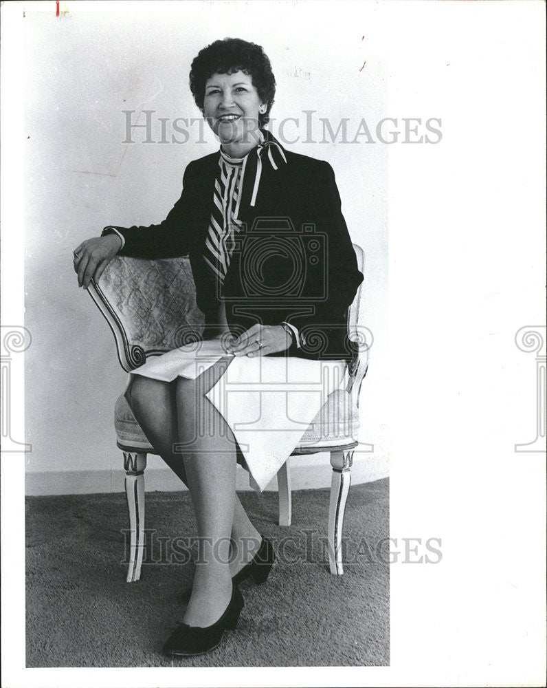 1984 Press Photo Donna Acheson Clementine wearing navy jacket  white wool skirt - Historic Images