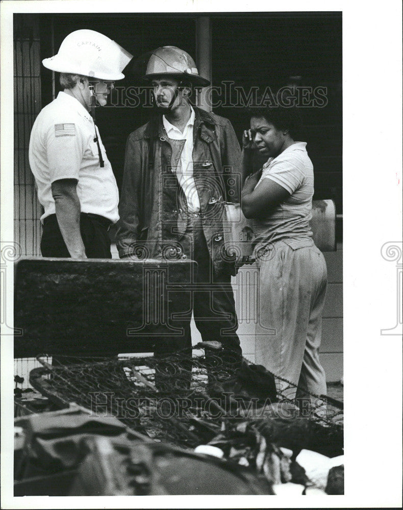 1983 Press Photo Martha Abrams fireman burst mattresses Bed - Historic Images