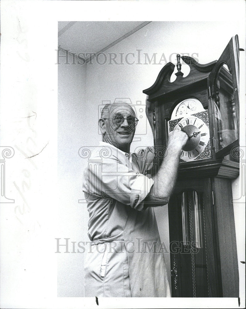 1982 Press Photo Ned Adair and his kit grand father clock - Historic Images