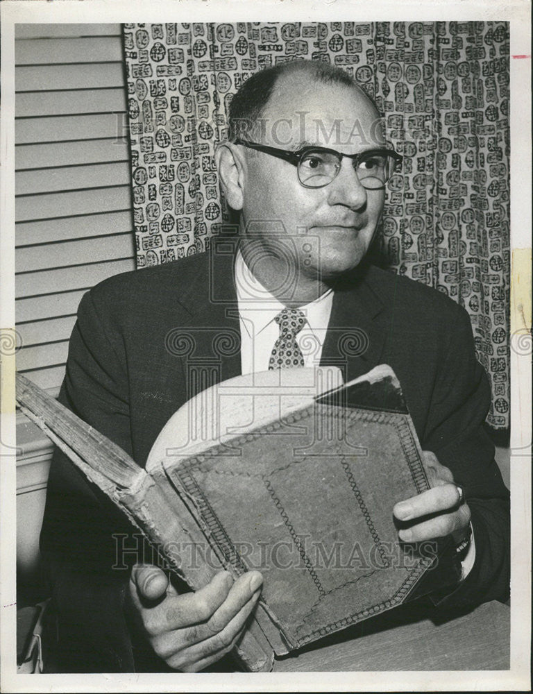 1976 Press Photo Pete responsibility lawn trim house read book - Historic Images