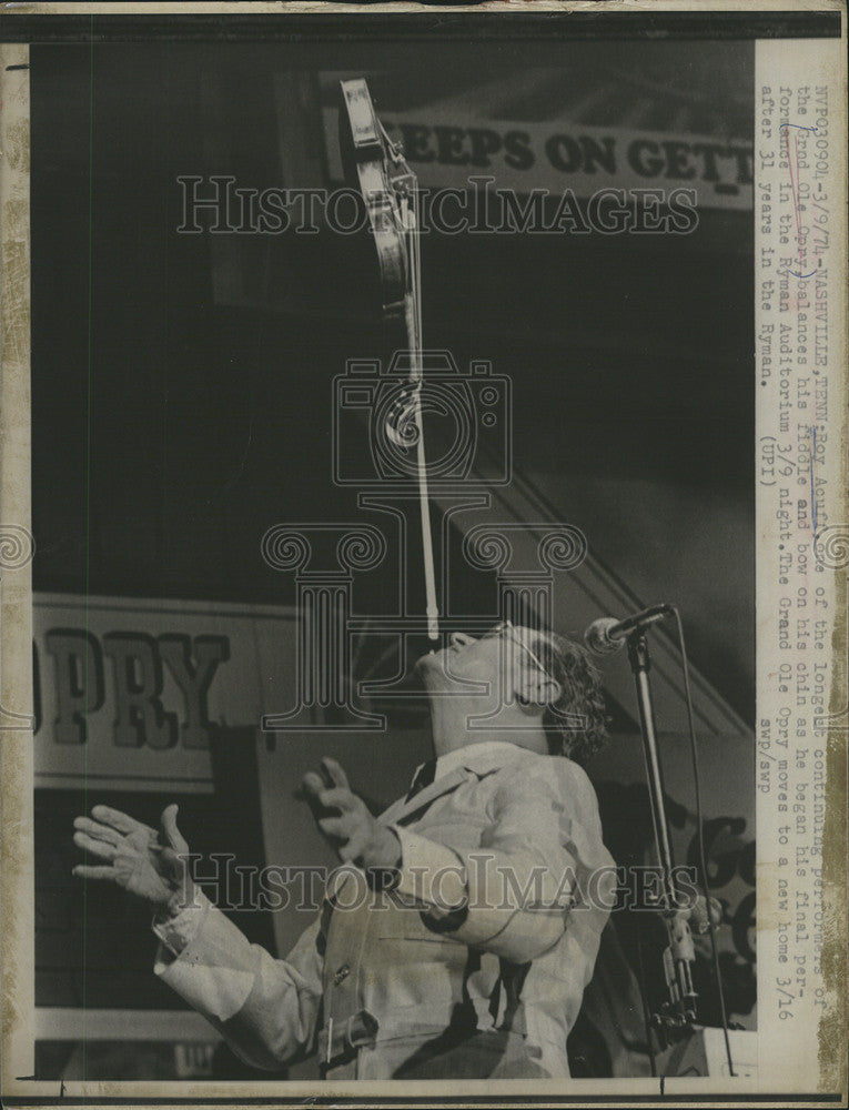 1974 Press Photo Roy Acuff balance fiddle chin entertainer circus stage show - Historic Images