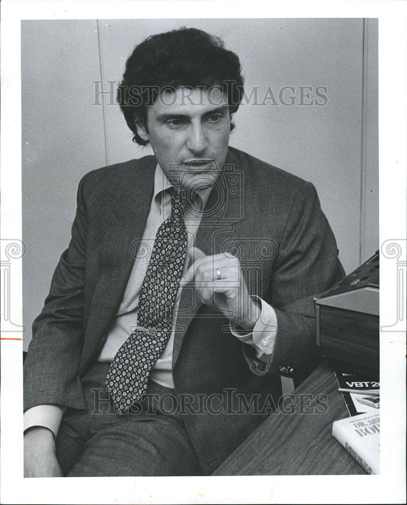 1983 Press Photo Dr. Elliot Abravanel author - Historic Images