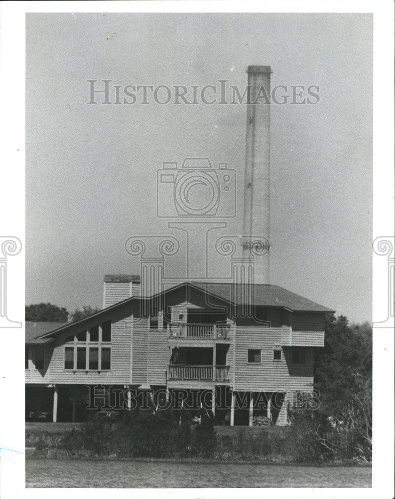 1990 Press Photo Tarpon Springs house Florida Powers Anclote Plant Chimney - Historic Images