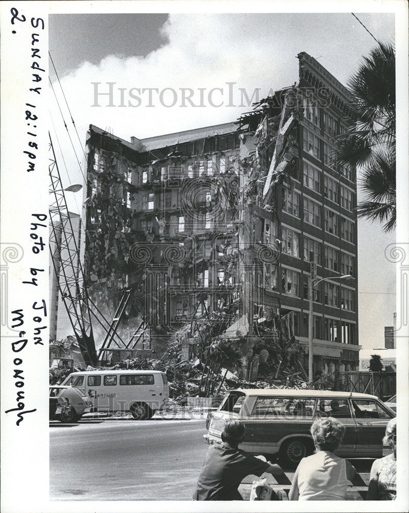 1976 Press Photo Old Florida National Bank Destroyed Crane Demolition Ball Fla - Historic Images