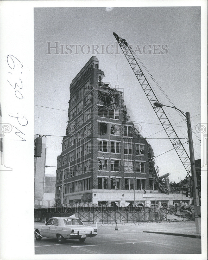 1970 Press Photo Bank Building Demolition - Historic Images