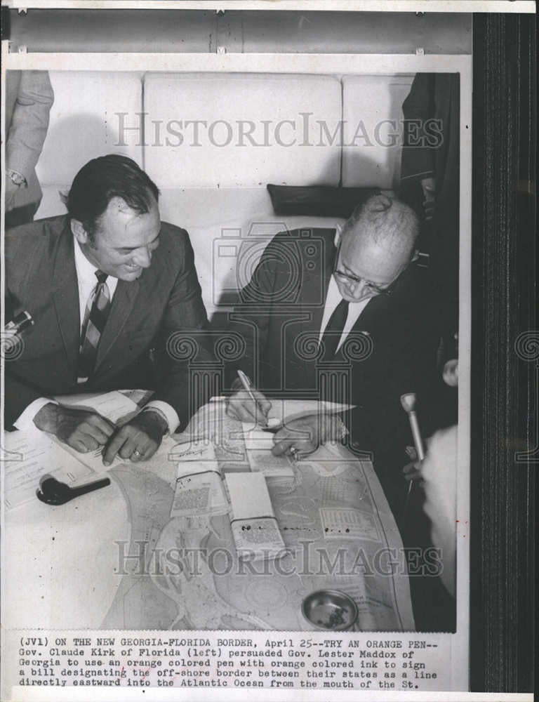 1969 Press Photo Gov Claude Kirk Florida persuad Gov Lester Maddox orange pen - Historic Images