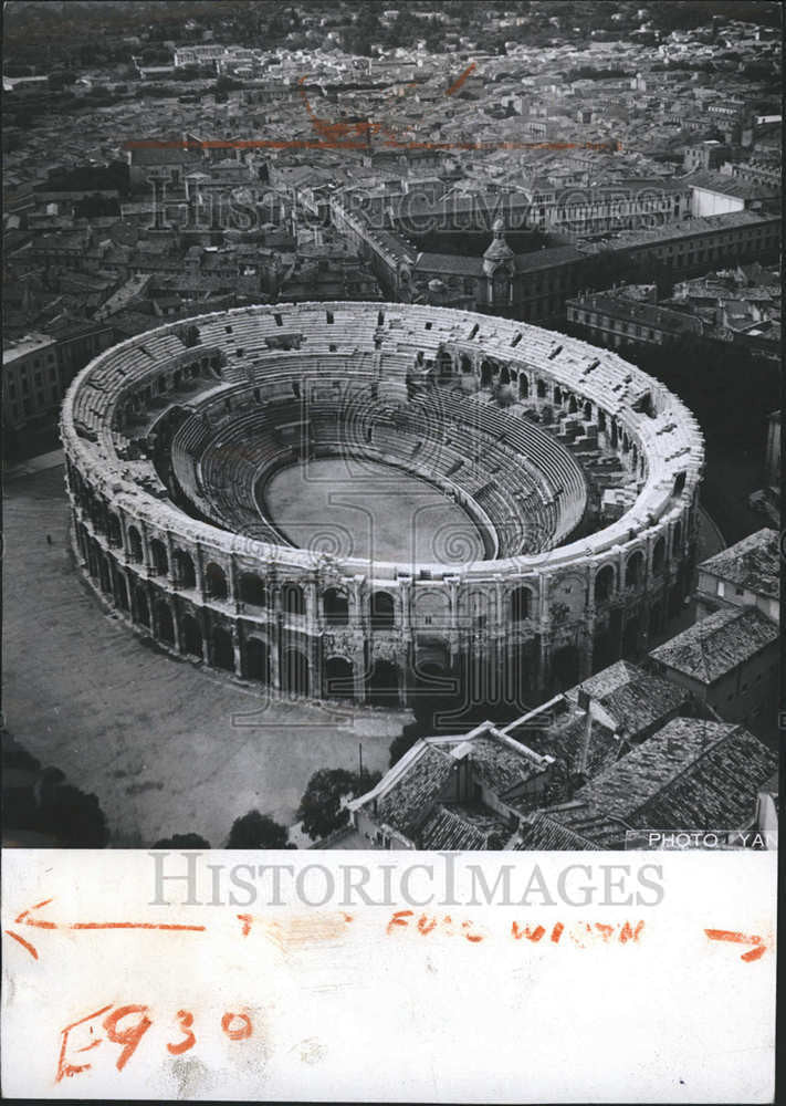 1960 Press Photo Amphitheater Roman empire France striking Nimes Building Italy - Historic Images