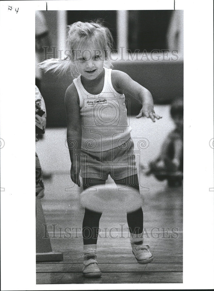 1989 Press Photo Amy Kozlowski watches her disc - Historic Images