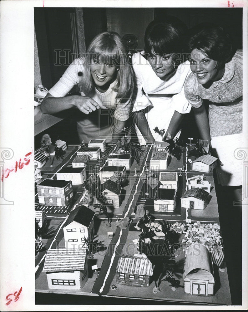 1966 Press Photo Adam Denk Candy Gus Sakkis Sally Linda Ryan Robert Youth Center - Historic Images