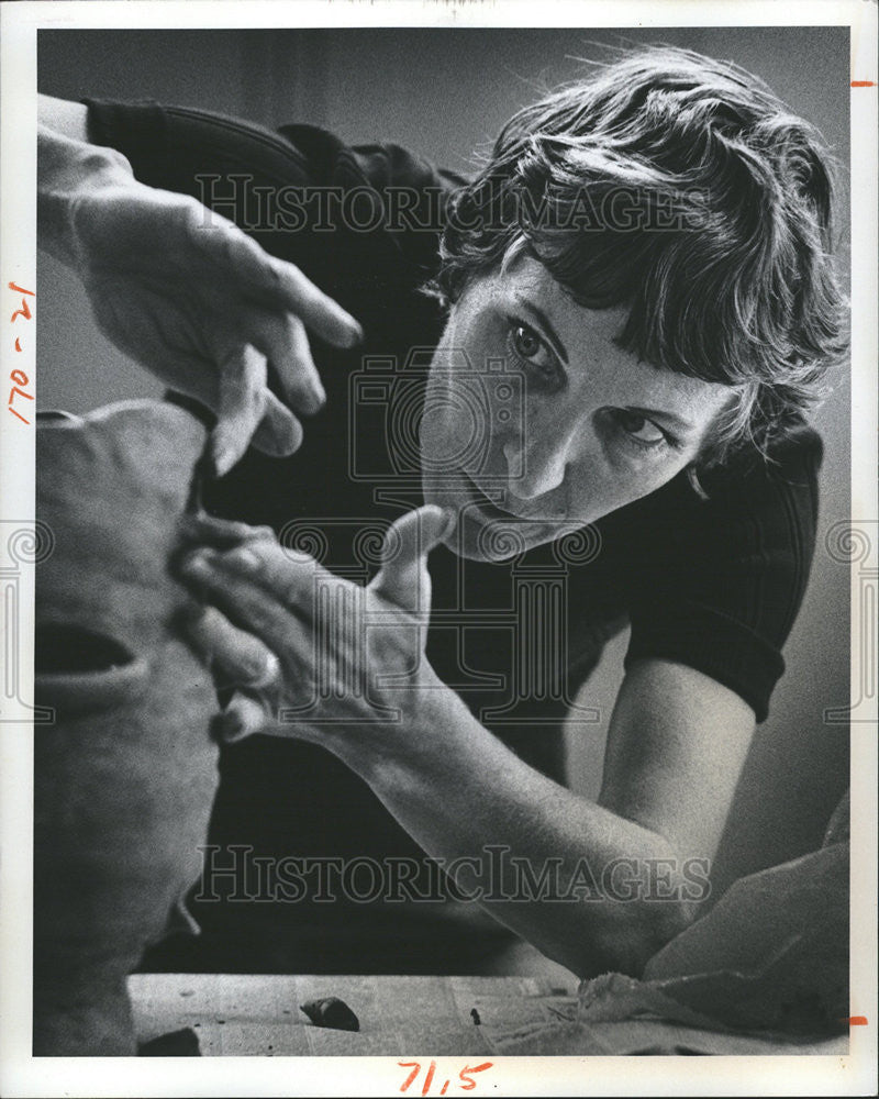 1975 Press Photo Adeline Desarno Pottery Jar Roberts Adult Center - Historic Images