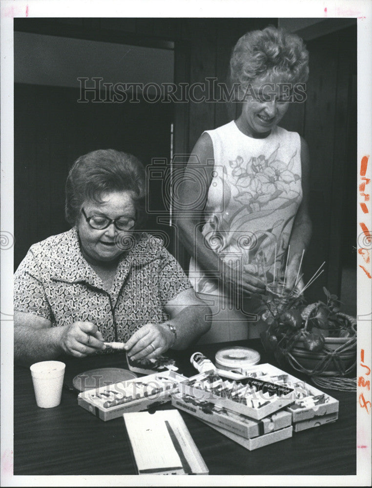 1975 Press Photo Ginny Hutt newcomer Kay Douds basketry painting Roberts heavy - Historic Images