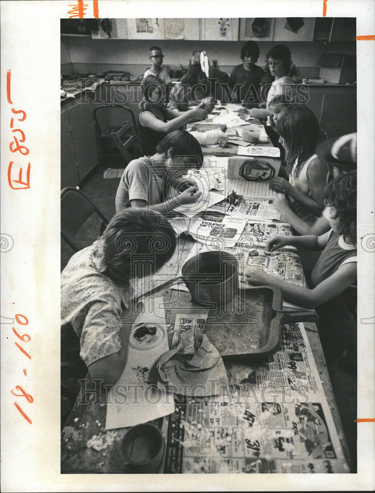 1975 Press Photo Roberts youth center children painting - Historic Images