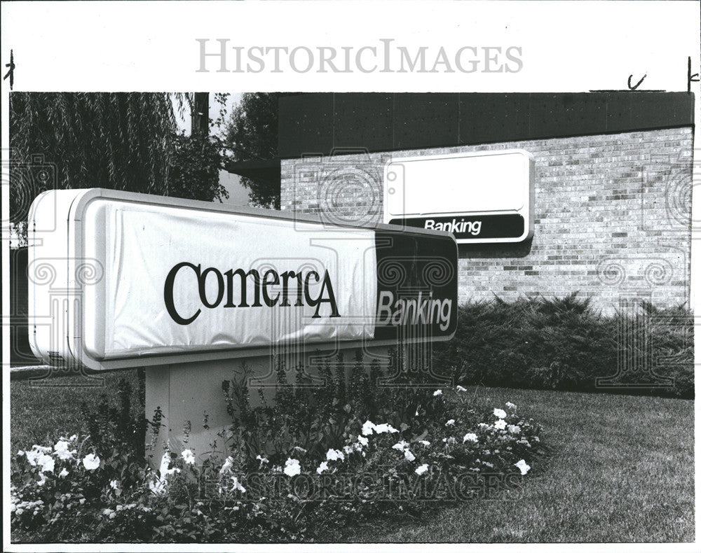 1990 Press Photo Comerica Banner Old Empire Sign Southfield Branch Opening - Historic Images