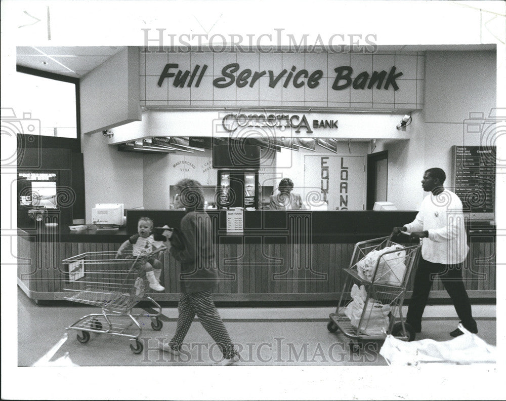 1990 Press Photo Ford Road White woman Katherine black counter brown Service - Historic Images