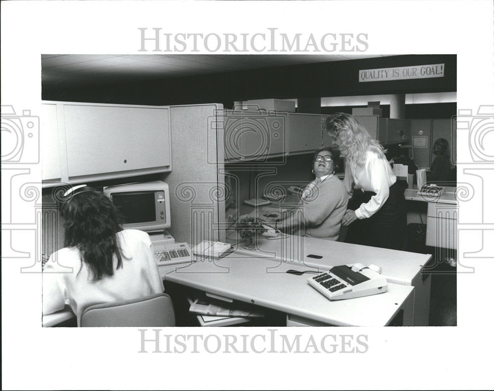 1992 Press Photo Comerica Operation center Pearl Calcutt Prep Clerk bundle - Historic Images
