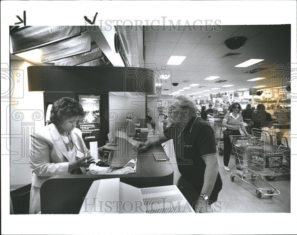 1990 Press Photo Commerica Bank Steup Shop Krogers Garden City White Woman Weed - Historic Images