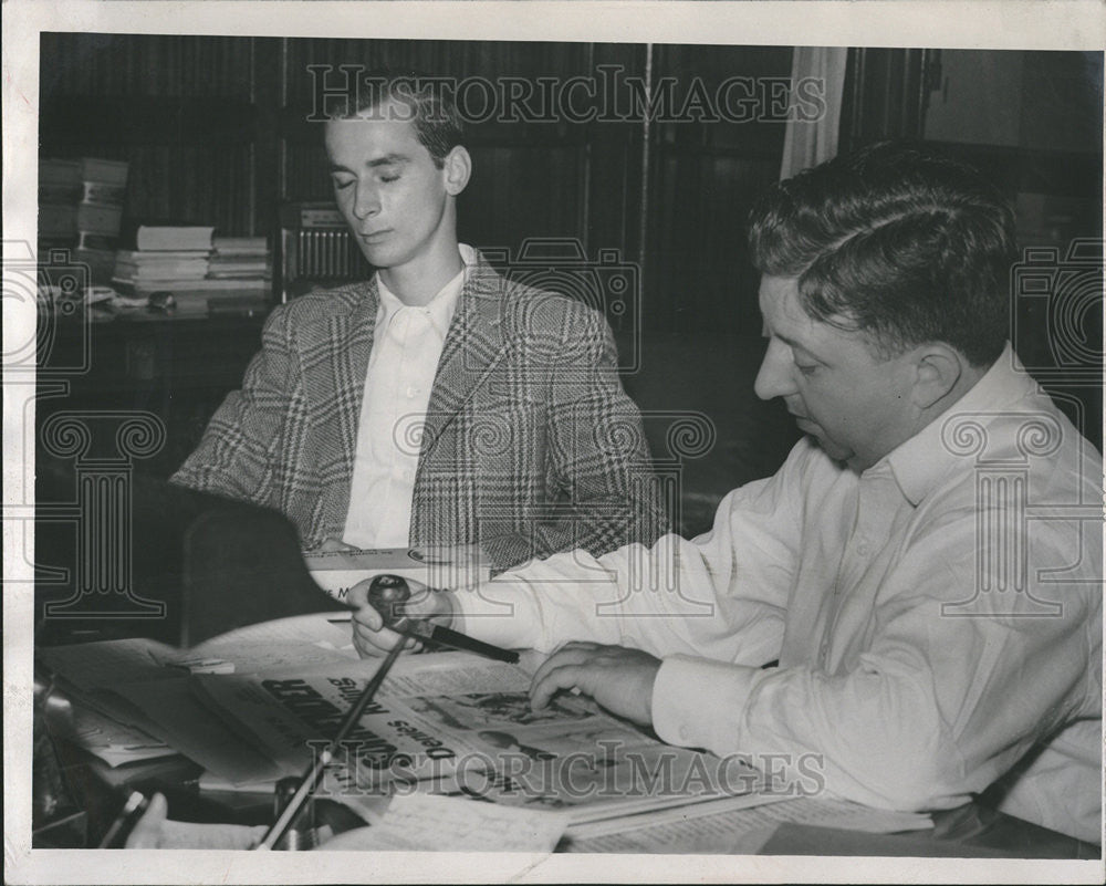 1947 Press Photo Edward Small suspect for his father&#39;s murder interviewed by Det - Historic Images