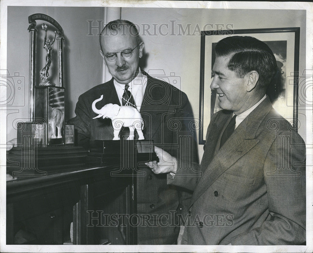 1948 Press Photo Donald Slutz President Traffic Association New Trophy Chicago - Historic Images