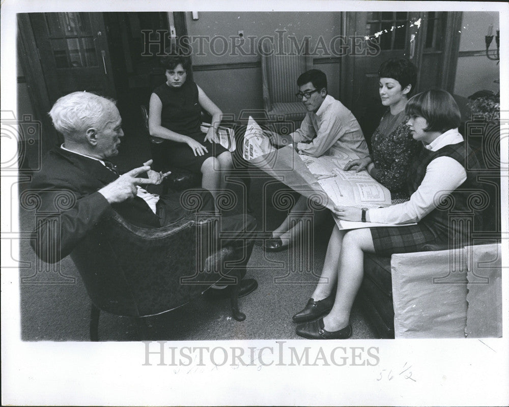 1967 Press Photo Professor Preston Slosmon American High School Educator - Historic Images