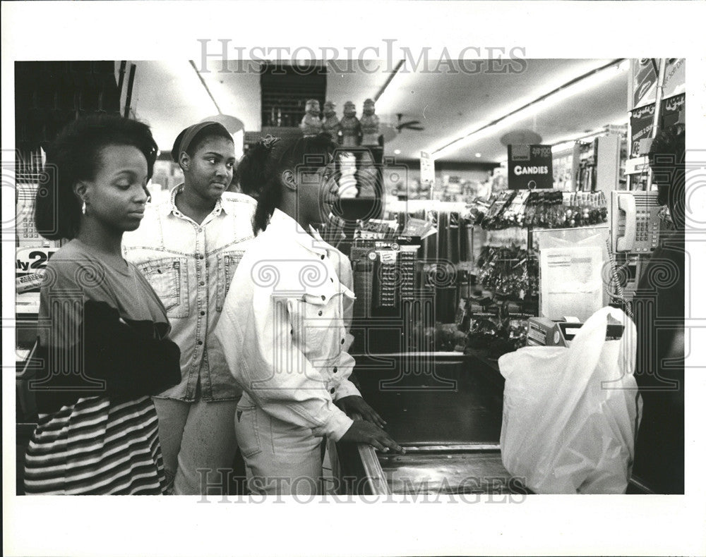 1991 Press Photo Toni Riggs shops for food with some friends at a store - Historic Images